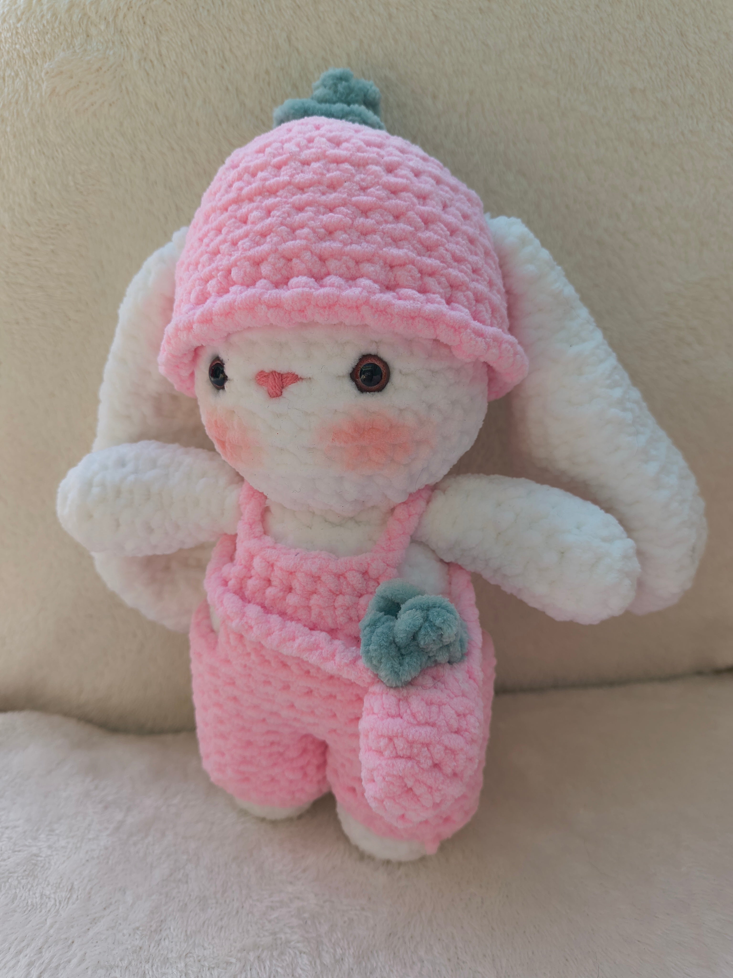 Lapin en crochet tout doux FRAISE 🍓 avec ses accessoires ( chapeau, salopette et sac 🍓)