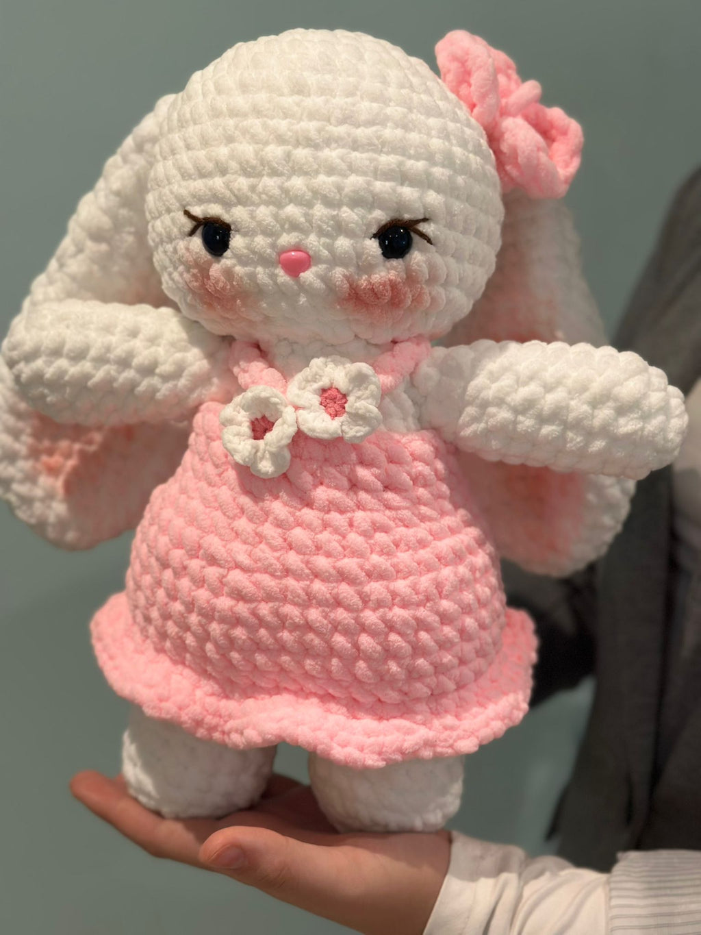 Lapin blanche, robe rose avec fleurs