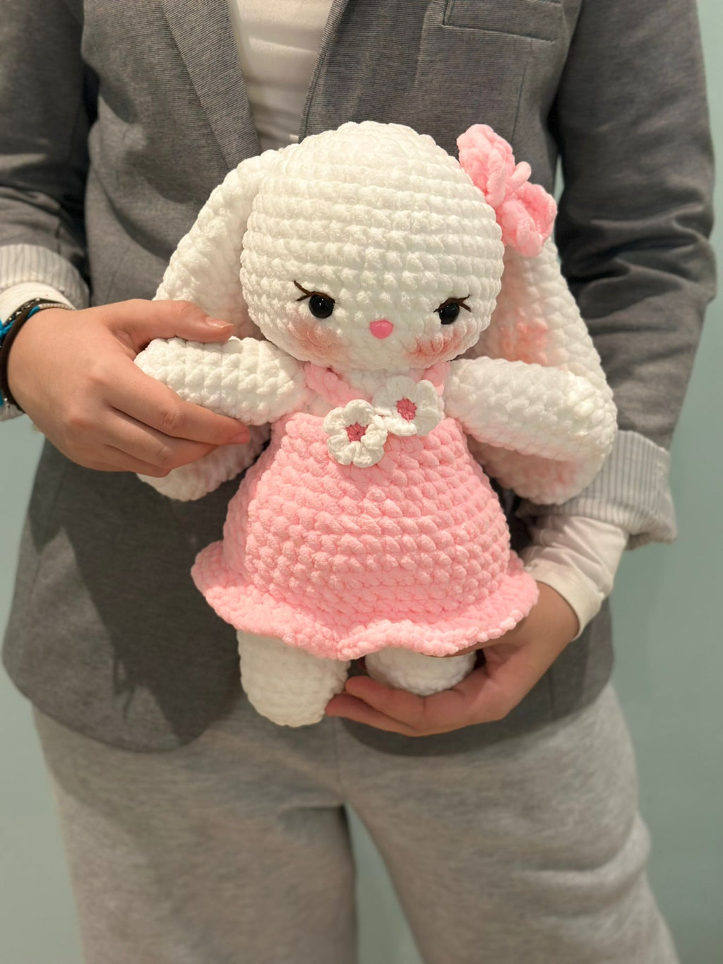 Lapin blanche, robe rose avec fleurs