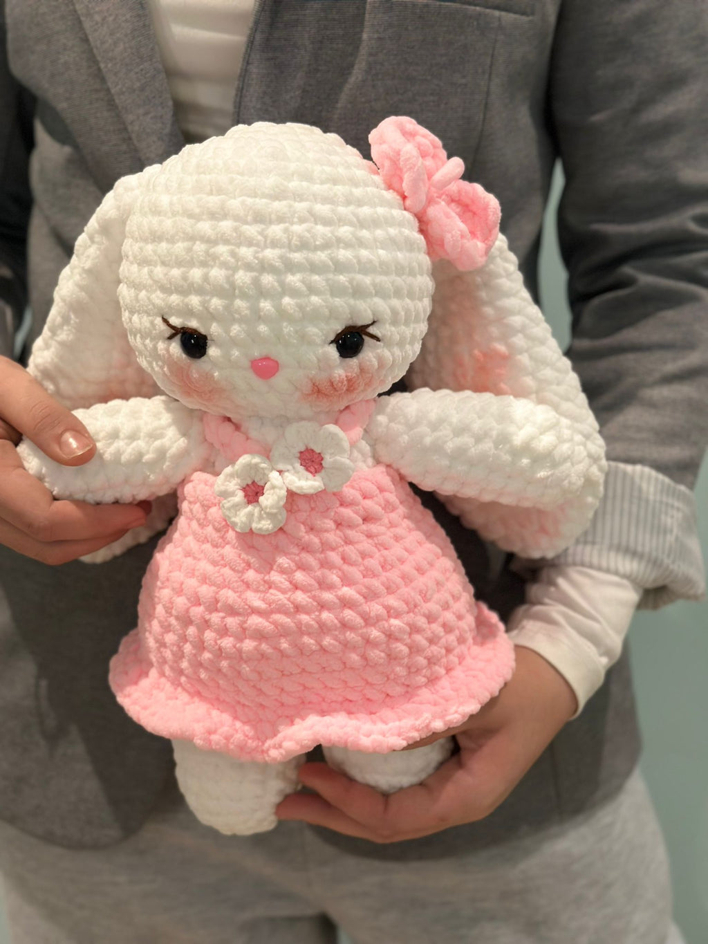 Lapin blanche, robe rose avec fleurs