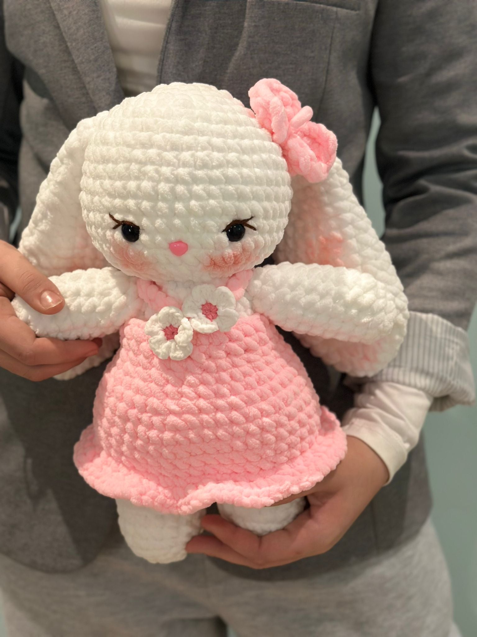 Lapin blanche, robe rose avec fleurs