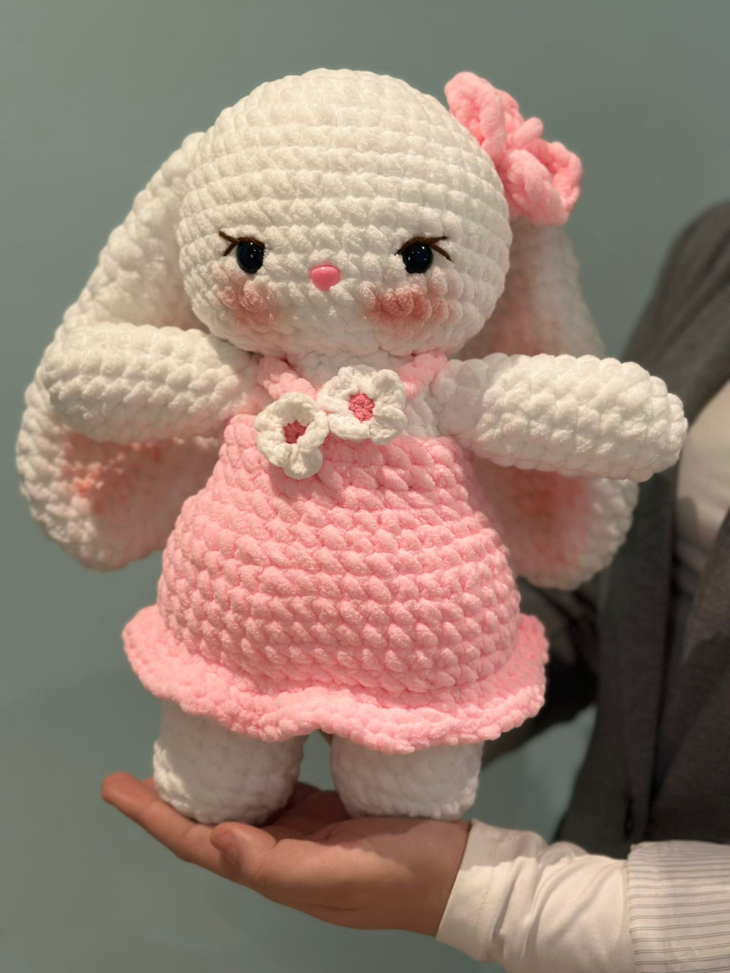 Lapin blanche, robe rose avec fleurs