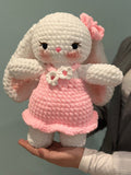 Lapin blanche, robe rose avec fleurs