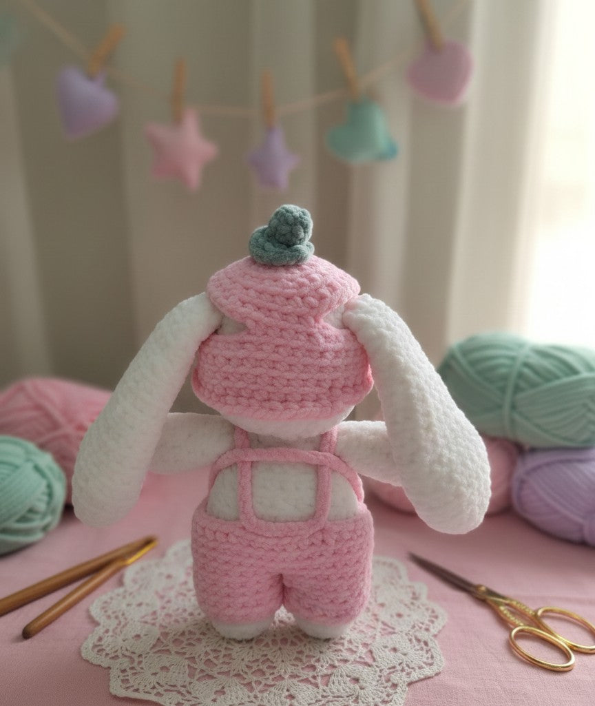 Lapin en crochet tout doux FRAISE 🍓 avec ses accessoires ( chapeau, salopette et sac 🍓)