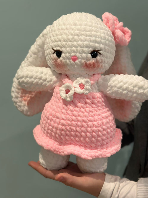 Lapin blanche, robe rose avec fleurs