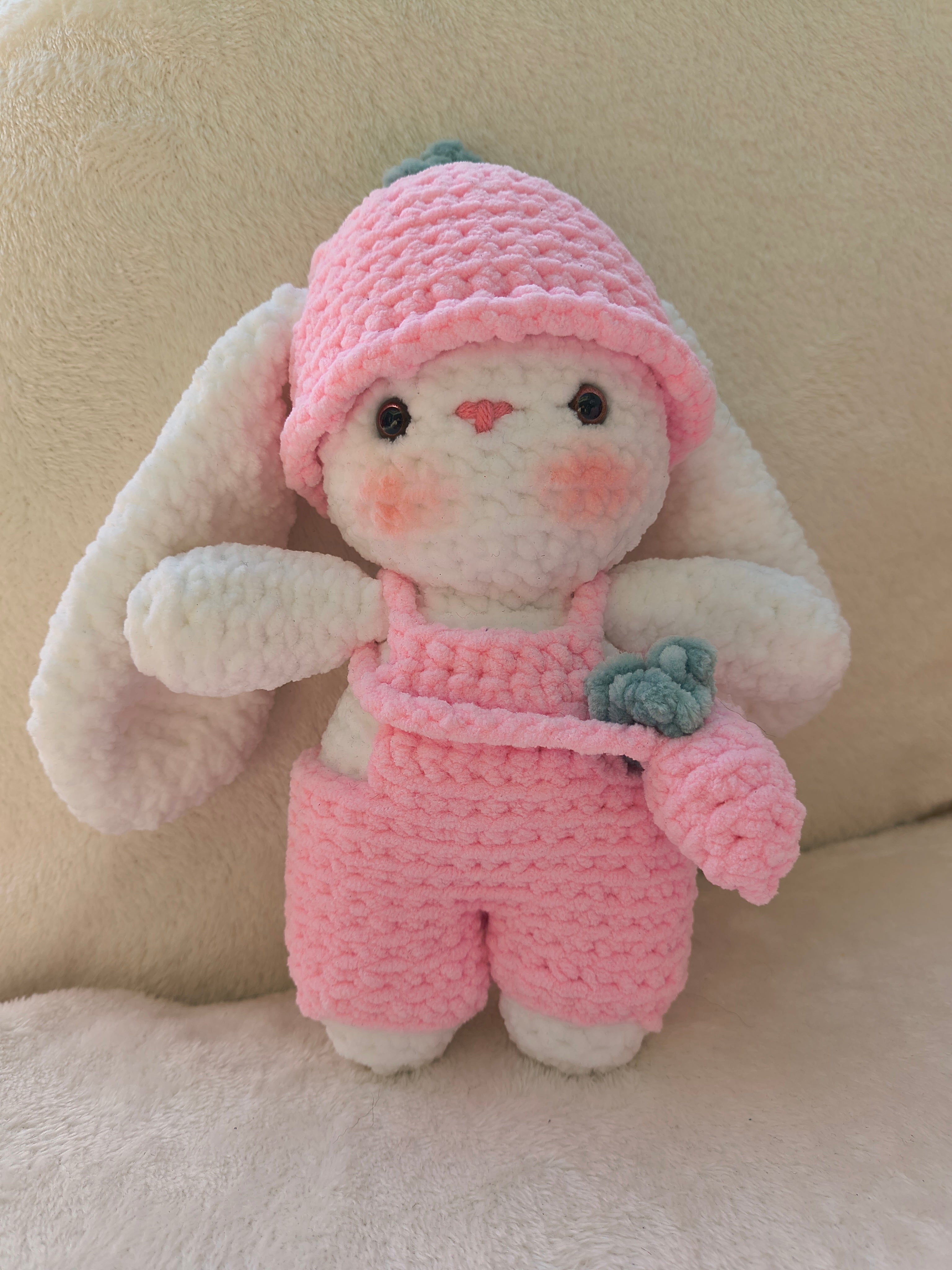 Lapin en crochet tout doux FRAISE 🍓 avec ses accessoires ( chapeau, salopette et sac 🍓)