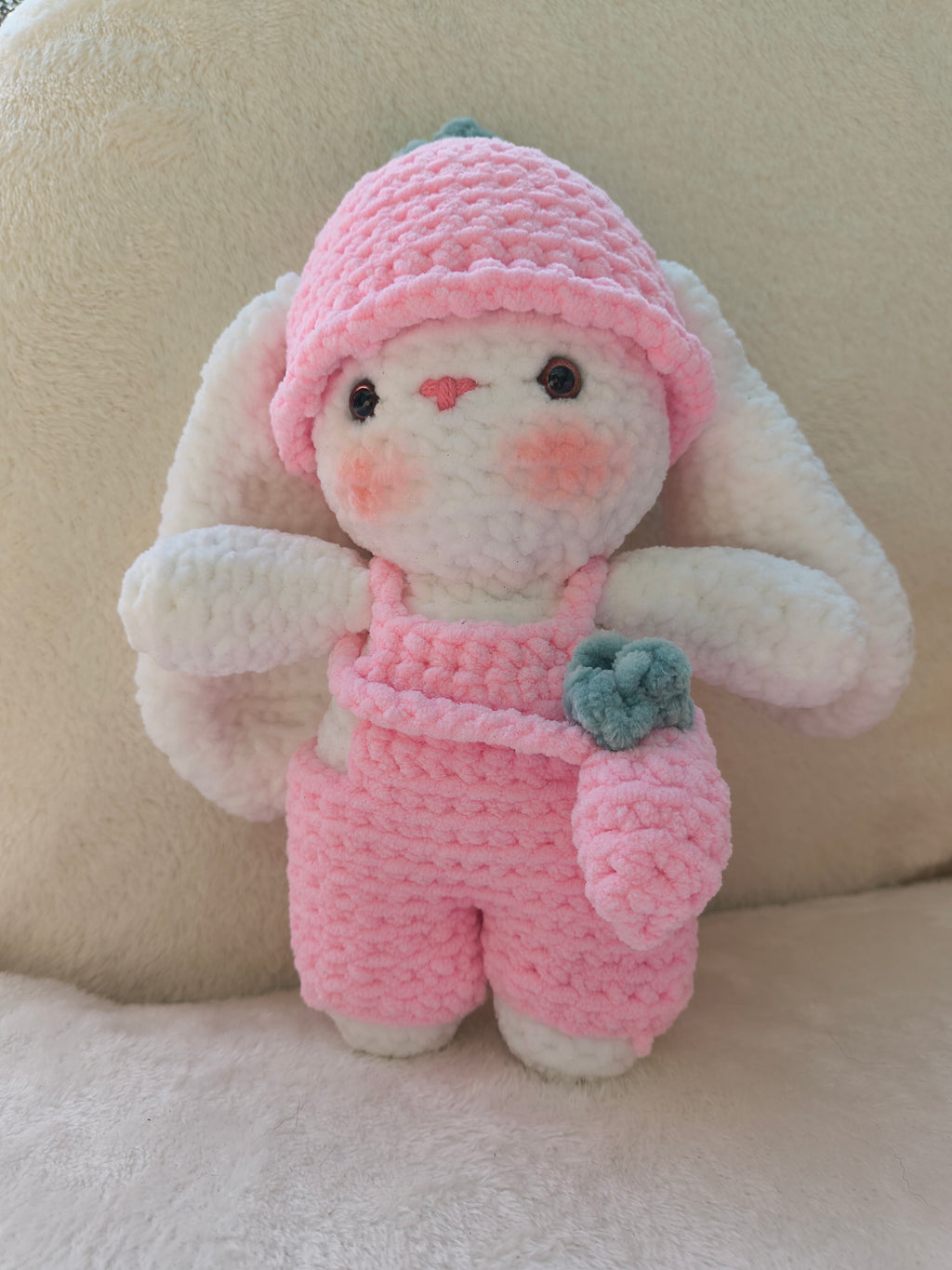 Lapin en crochet tout doux FRAISE 🍓 avec ses accessoires ( chapeau, salopette et sac 🍓)