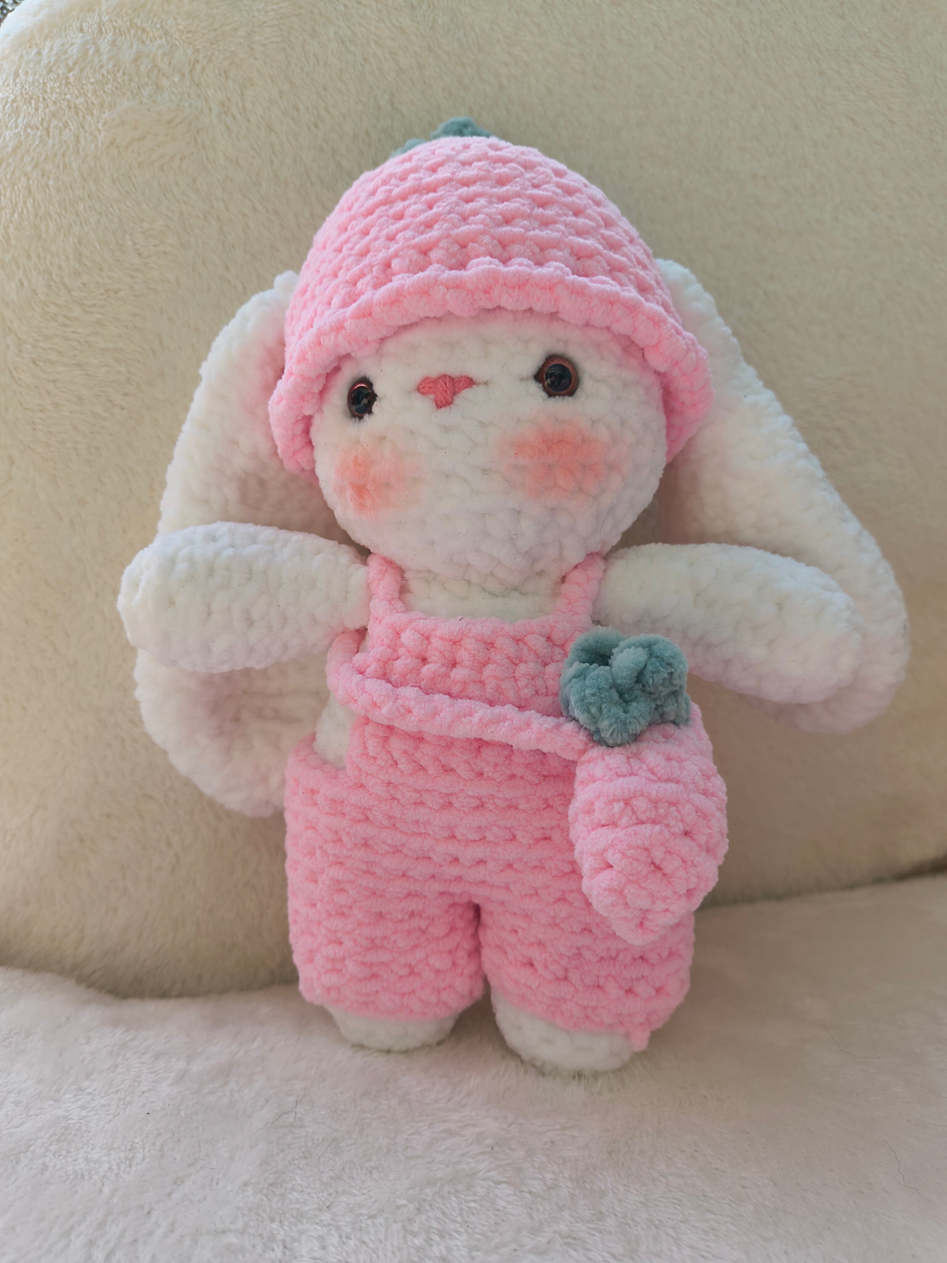 Lapin en crochet tout doux FRAISE 🍓 avec ses accessoires ( chapeau, salopette et sac 🍓)